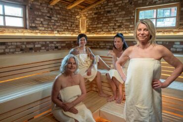 „Die Frauensauna – Verdammte Wechseljahre!“: Wenn die Hitze des Lebens in der Sauna aufkocht