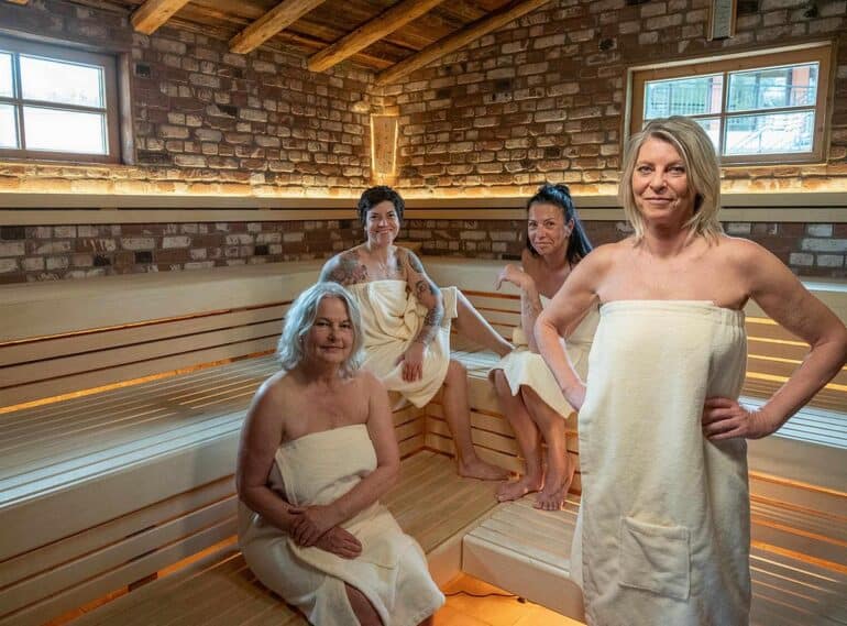 „Die Frauensauna – Verdammte Wechseljahre!“: Wenn die Hitze des Lebens in der Sauna aufkocht