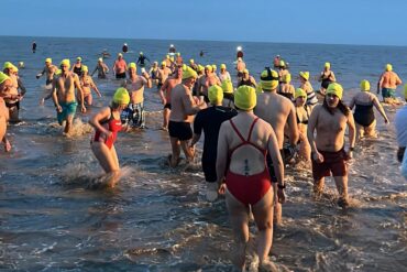 Eisige Tradition trifft auf Neujahrsmut: Cuxhaven springt ins Jahr 2025