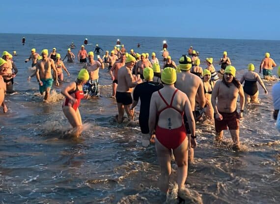 Eisige Tradition trifft auf Neujahrsmut: Cuxhaven springt ins Jahr 2025