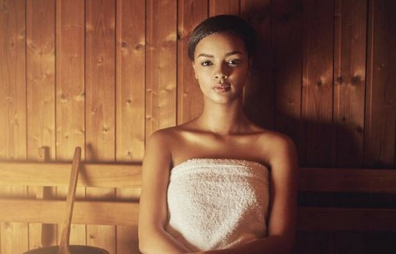 How does the heat of the sauna affect the appearance of the skin?