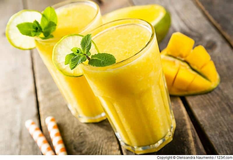 Mango-Smoothie und Zutaten