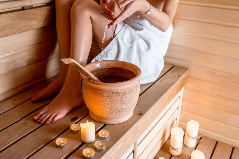 Relaxing in the sauna: a wellness recipe to combat end-of-year stress