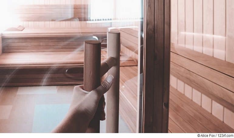 Sauna doors made of glass or wood