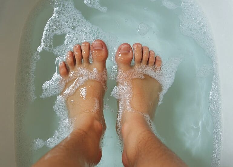 Konkrete Erfolge: Wie das Fußbad gegen die Sauna-Plagen wirkt
