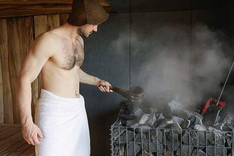 Die Wirkung von Wasser in der Sauna: Erhöht es wirklich die Hitze?